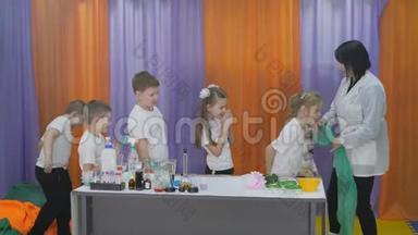 儿童化学实验。 为孩子们做有趣的实验。 一个女人上认知科学课。 儿童